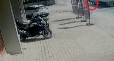 İzmir'de sokak ortasında silahlı kavga!