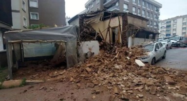 İzmir Gaziemir'de metruk bina çöktü!