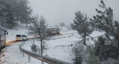 İzmir'in yüksek kesimlerinde kar yağışı: Büyükşehir ekipleri karla mücadele için sahada