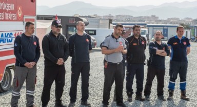 İzmir İtfaiyesi Hatay’da gece gündüz çalışıyor