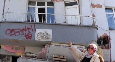 Kahramanmaraş'ta 4 katlı binadan böyle kurtulmuşlar