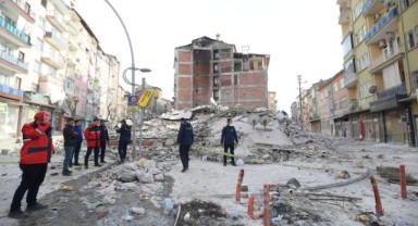 Malatya'da 5 katlı bina çöktü! Enkazda arama çalışması yapılıyor