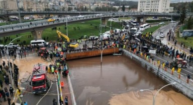 Urfa'da çöken yoldan geçen tır suya kapıldı, sürücü kayıp