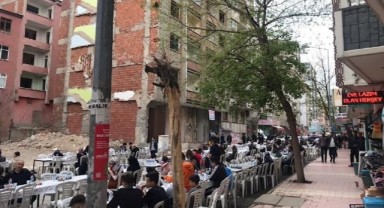 Ağır hasarlı binaların arasında 5 bin kişilik iftar!