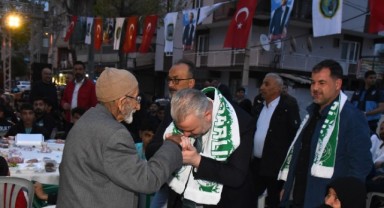 Asarlık Pehlivan’ı bağrına bastı!
