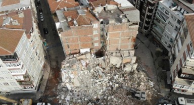 Bahçelievler'de yıkımı tamamlanan binanın yanındaki riskli iki bina boşaltıldı!