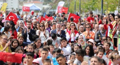 Bayraklı’da binlerce çocukla 23 Nisan coşkusu!