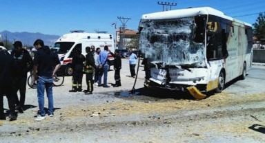 Belediye otobüsü ile kamyon çarpıştı: 7 yaralı!