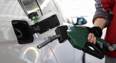Benzine indirim geliyor! Bu gece yarısından itibaren...