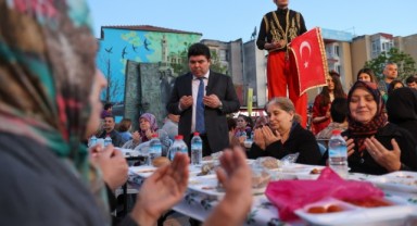Buca’da Kadir Gecesi’nde binlerce kişi aynı sofrada
