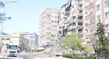Diyarbakır’da bir kısmı çöken ağır hasarlı binanın kontrollü yıkımı başladı!
