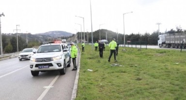 Dur ihtarına uymadı... Polise çarpıp kaçtı!