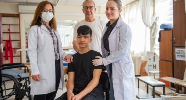Enkaz altından kurtarılan Osmaniyeli Mustafa ilk adımlarını İzmir’de attı!