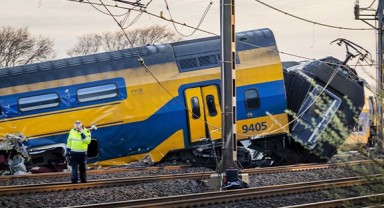 Faciadan dönüldü! Yolcu treni raydan çıktı: 1 ölü, 30 yaralı!