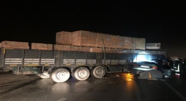 Feci kaza... TIR'a ok gibi saplandı!