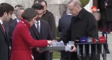 Gazetecilere çikolata veren Erdoğan: Kız, gel gel, bunu her yerde bulamazsın