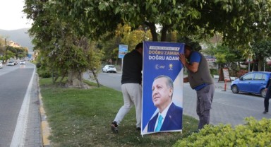 İlçe Seçim Kurulu kararına aykırı olarak asılan o pankartlar kaldırıldı!