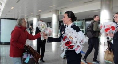 İlk uçak İzmir'e indi!