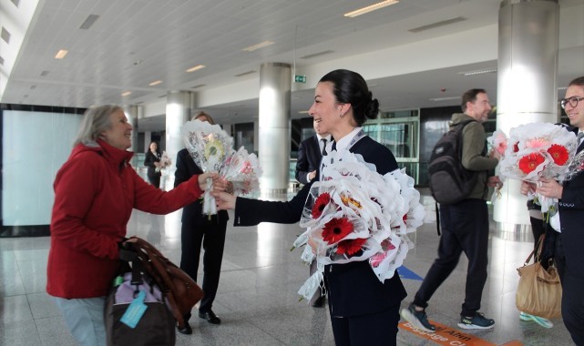 İlk uçak İzmir'e indi!