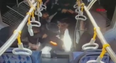İstanbul'da metrobüste 'bıçaklı' kavga: 3 yaralı!