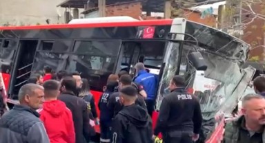 İzmir'de faciaya ramak kala: Belediye otobüsü duvara çarptı: 10 yaralı