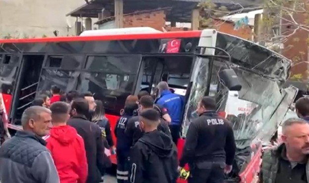 İzmir'de faciaya ramak kala: Belediye otobüsü duvara çarptı: 10 yaralı