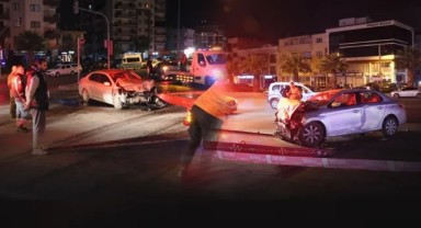 İzmir'de iki araç çarpıştı! Sürücülerden biri kaçtı!