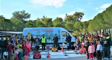 İzmir'de jandarmadan depremzede çocuklarla trafik etkinliği!