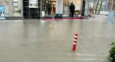 İzmir’de sağanak yağış caddeleri göle çevirdi!