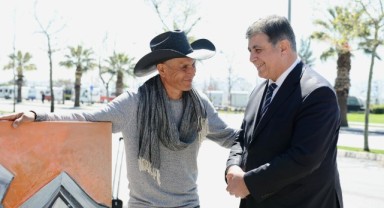 Meksikalı Roberto depremdeki izlenimlerini Karşıyaka'da resmetti!
