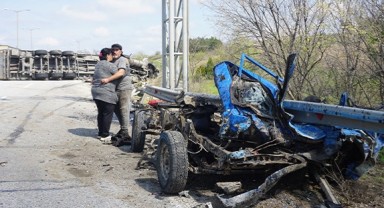 Otobanda şok kaza, TIR park halindeki kamyoneti biçti!