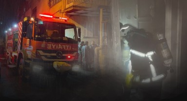 Sağanak yağış yangına neden oldu... Apartmana yıldırım düştü!