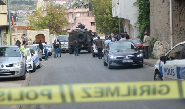 Sokak ortasında cinayet! Öldürdüğü adamın başında polisi bekledi