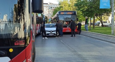 Son Dakika... İki otobüs arasından geçemedi: Kaza yaptı!