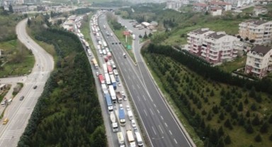 TEM'de kamyon, otomobile çarptı: Uzun araç kuyrukları oluştu!
