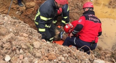 Toprak altında kalan inşaat işçisini itfaiye ve mesai arkadaşları kurtardı
