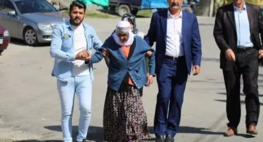 110 yaşındaki Safiye nine oy kullanmak için sandık başına gitti!