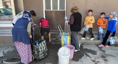 Ana boru patladı... Bornova'da su kuyruğu!