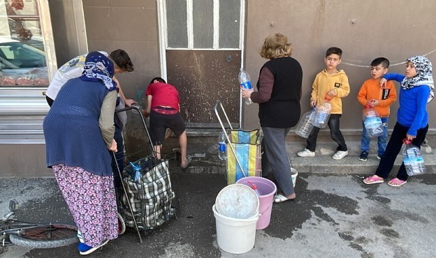 Ana boru patladı... Bornova'da su kuyruğu!