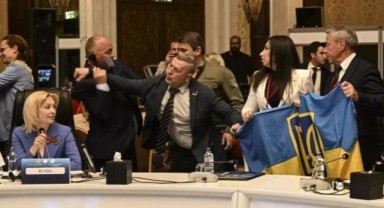 Ankara’daki KEİPA toplantısında Ukraynalı parlamenter, Rus delegeyi yumrukladı