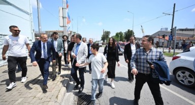 Bakan Kasapoğlu, duran trafikte araçtan inip yürüdü
