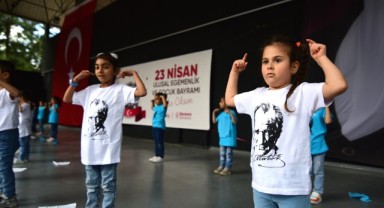 Bornova’da sahne çocukların