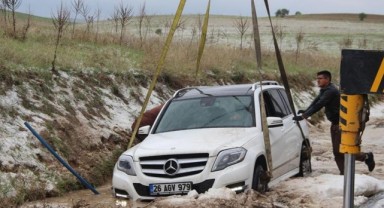 Dolu yağışı nedeniyle kontrolden çıkan otomobil su kanalına düştü
