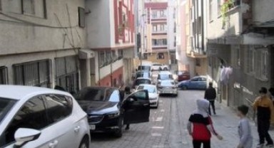 Dördüncü kattan aracın üzerine düştü, mucize kurtuluş!