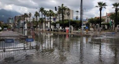 İskenderun'da sokaklara dolan su kısmen çekildi!