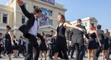 İzmir Atatürk Lisesi'nin geleneksel vals gösterisi iptal edildi