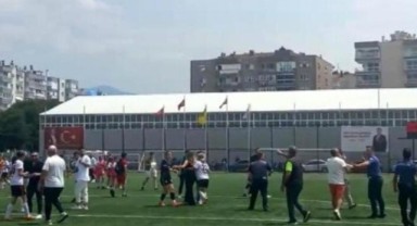 İzmir'de olaylı maç: Taraftar, sahada kadın futbolculara saldırdı