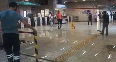 İzmir Metro girişini su bastı!