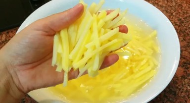 Kızartma yaparken böyle yapılırsa yağ çekmiyor ve ev hiç kokmuyor!