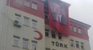Kızılay binasında Türk Bayrağı’nın üstüne Erdoğan posteri asıldı